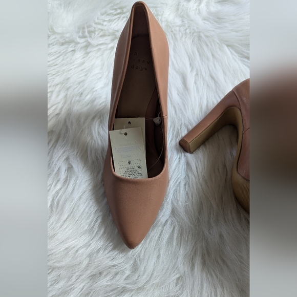 Beautiful 9.5 Dusty Rose, pointed toe heels. - Picture 3 of 8